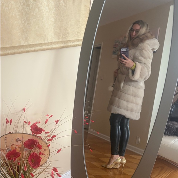 Luxurious Cream mink Fur Coat with Hood - Picture 5 of 7